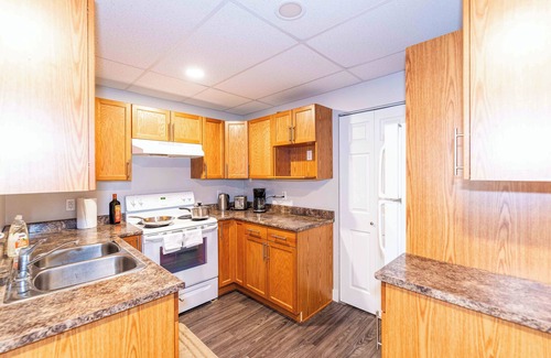 Whyte ave Apartment | 3bdrm unit on Whyte Ave