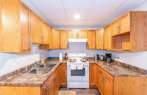 Whyte ave Apartment | 3bdrm unit on Whyte Ave