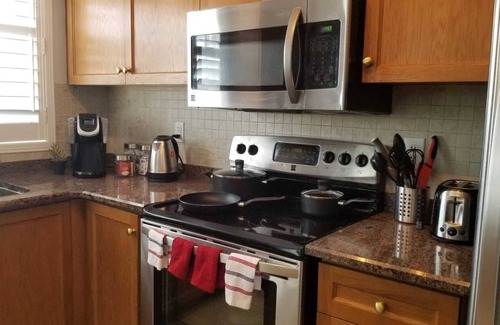 Ajax House | 3BR 2.5BTH Clean Spacious House-Free Parking! Perfect Location!