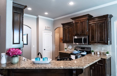 Tyler House | 3BR/2BA Home w/Jacuzzi and Kids Playground