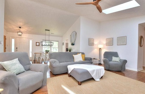 Yaupon Beach House | 3BR/3BA Home - WALK TO BEACH/FOOD/SHOPS, Dog Friendly, Sleeps 8