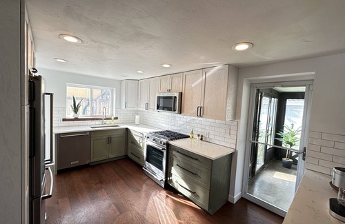 Barths House | 3BR, AC, Hot Tub + Walkable Amenities