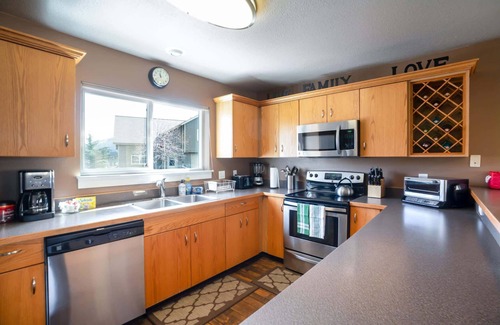 Big Sky House | 3BR Big Sky Getaway with Hot Tub and Mountain Views