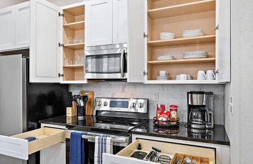 Oak Cliff House | 3BR Duplex - Walk to Bishop Arts - Fenced Yard