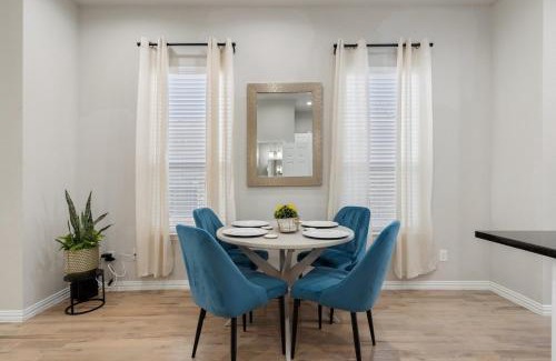 Oak Cliff House | 3BR Duplex - Walk to Bishop Arts - Fenced Yard