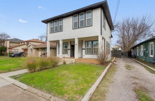 Oak Cliff House | 3BR Duplex - Walk to Bishop Arts - Fenced Yard