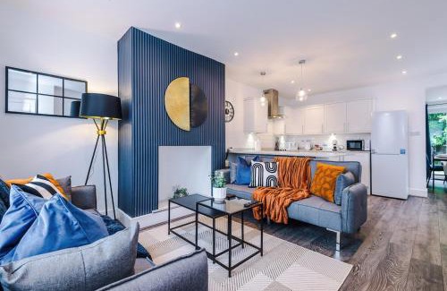 Droylsden Apartment | 3BR Fully-equipped House with Free WiFi & Parking