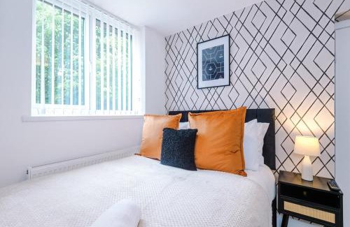 Droylsden Apartment | 3BR Fully-equipped House with Free WiFi & Parking