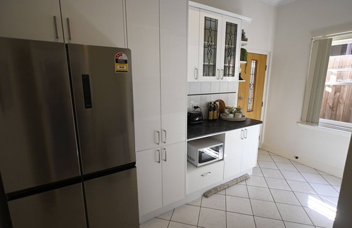 Glen Iris House | 3BR Glen Iris Gem – Sleeps 7, Near Train & Freeway with WiFi and AC