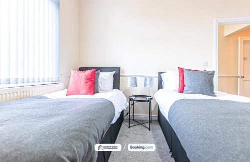 Manchester House | 3BR House in Manchester, Free Wifi, Parking, Ideal for Contractors
