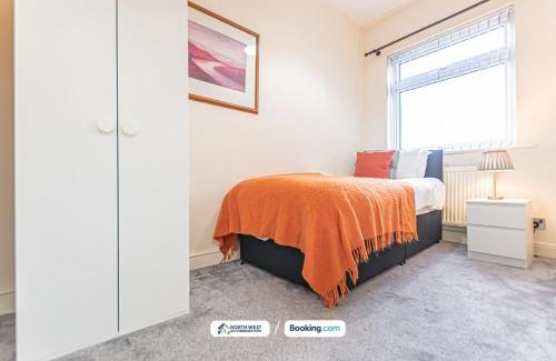 Manchester House | 3BR House in Manchester, Free Wifi, Parking, Ideal for Contractors