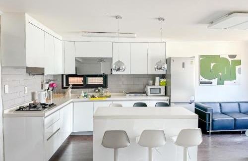 Daehangno Apartment | 3BR Jong-RO Family House, 4Beds, 6 people