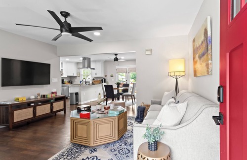 Mableton House | 3BR Ranch with King Bed, Fenced Yard, and Fast WiFi - Extended Stays Welcome!