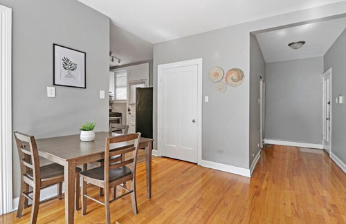 Lake View East Apartment | 3BR Sunny and Spacious Apartment near Restaurants - Stratford 2S rep