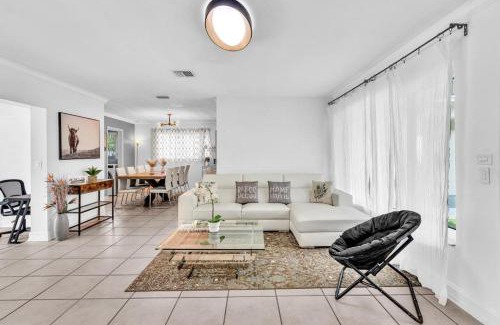 Hollywood Hills House | 3br Vacation Villa W Pool Near Beach & Casino