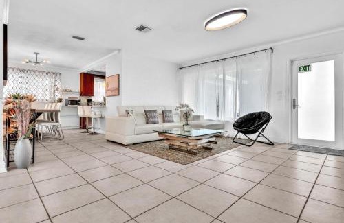 Hollywood Hills House | 3br Vacation Villa W Pool Near Beach & Casino