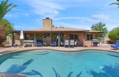 Trails North House | 4 bdr, Two Master suite, billiards & desert oasis pool