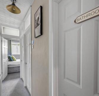 Morriston Apartment | 4 Bed - 2 Bath - Central - Ideal for Contractors