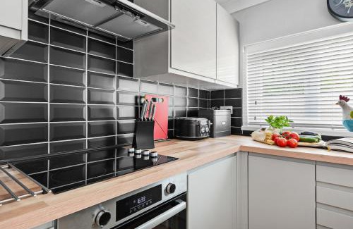 Morriston Apartment | 4 Bed - 2 Bath - Central - Ideal for Contractors