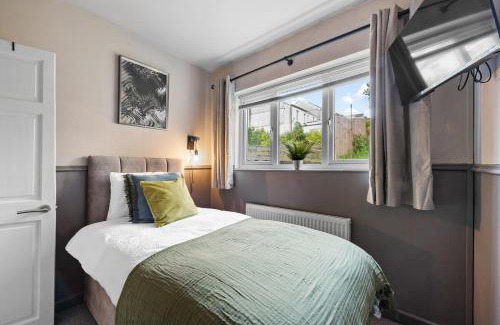 Morriston Apartment | 4 Bed - 2 Bath - Central - Ideal for Contractors