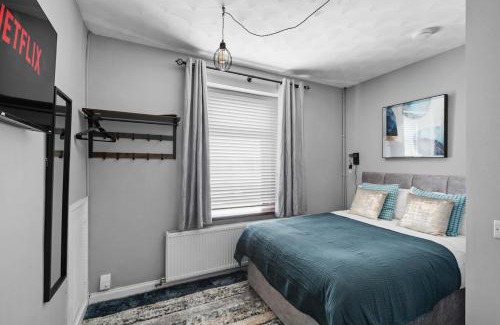 Morriston Apartment | 4 Bed - 2 Bath - Central - Ideal for Contractors