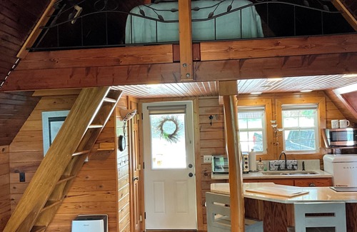 Byrdstown Cabin | 4 bed cabin in delightful Byrdstown with fitness room, WiFi, ACnBoat/trl parking