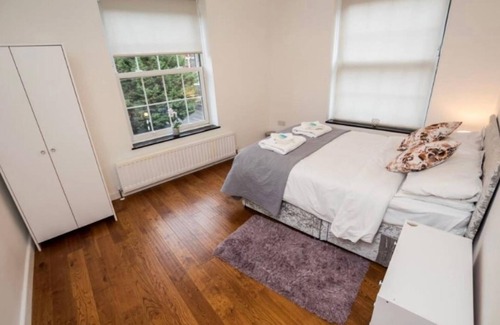 Chaucer Apartment | 4 Bed Flat - Sleeps 10 - Pets - Parking