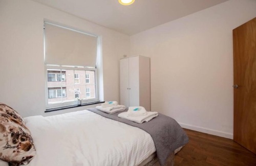 Chaucer Apartment | 4 Bed Flat - Sleeps 10 - Pets - Parking
