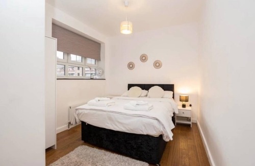 Chaucer Apartment | 4 Bed Flat - Sleeps 10 - Pets - Parking