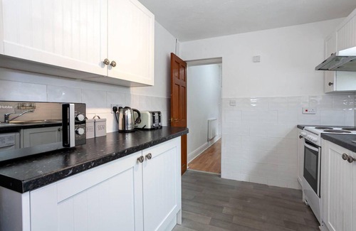 Hanley House | 4 Bed House, Sleeps 9, Free Parking