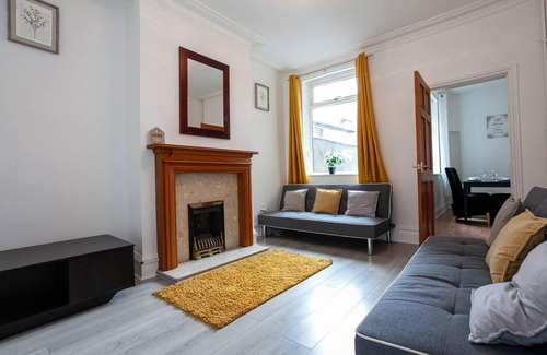 Hanley House | 4 Bed House, Sleeps 9, Free Parking
