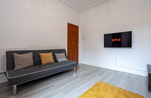 Hanley House | 4 Bed House, Sleeps 9, Free Parking