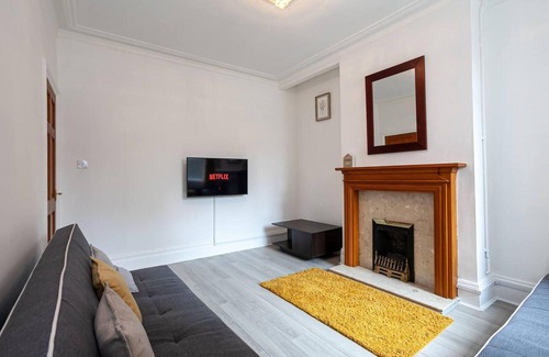 Hanley House | 4 Bed House, Sleeps 9, Free Parking