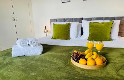 Luton House | 4-Bed House Sleeps 7 with Garden