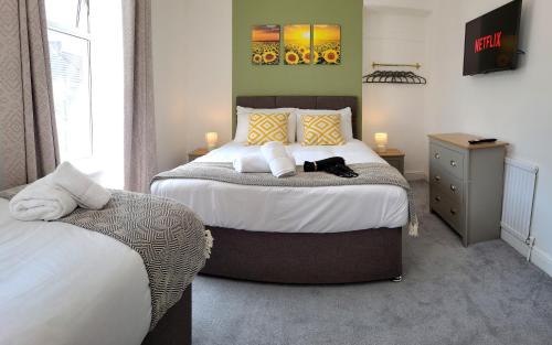 Neath Apartment | 4 Bed - Parking - Close to M4 - Ideal for Work
