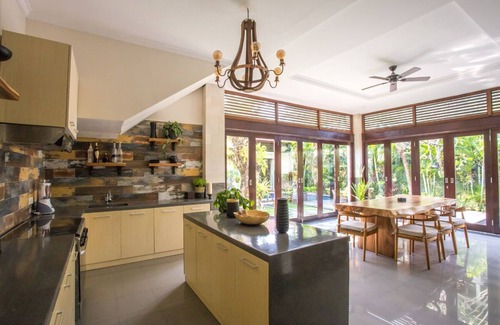 Umalas Villa | 4 Bed TROPICAL Bali Retreat, LUXURIOUS & MODERN