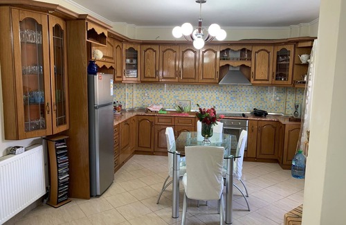 Fier Villa | 4 Bed Villa - Sleeps 9 - Pets - Garden - Parking