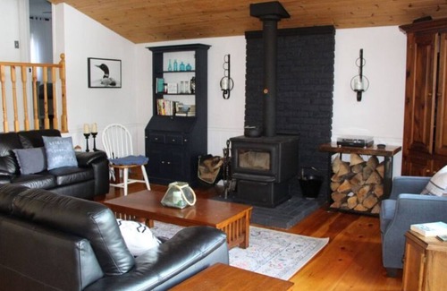 Colborne Cottage | 4 bedroom - All-season Waterfront Cottage