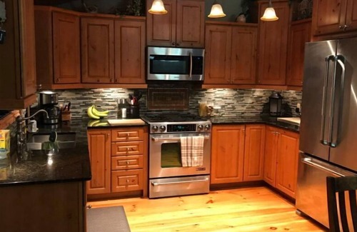 Colborne Cottage | 4 bedroom - All-season Waterfront Cottage