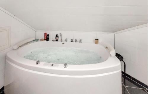 Hardangerfjord House | 4 Bedroom Awesome Home In Tørvikbygd