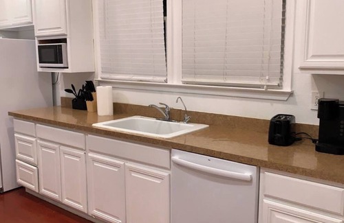 Sherman House | 4-bedroom Charming house in Sherman with Fireplace