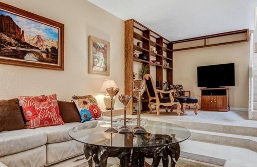 Thunderbird Condo | 4 Bedroom Condo 313625 by Houzlet