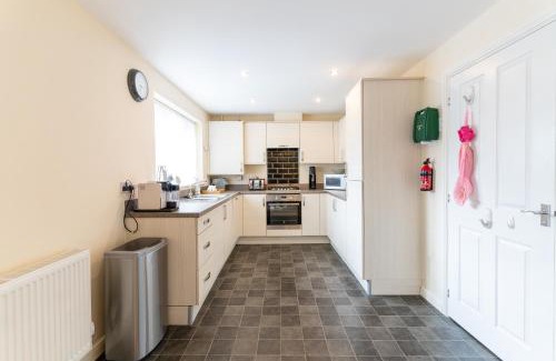 Newcastle-Under-Lyme House | 4 Bedroom Detached, Wi-Fi, Parking, stunning views