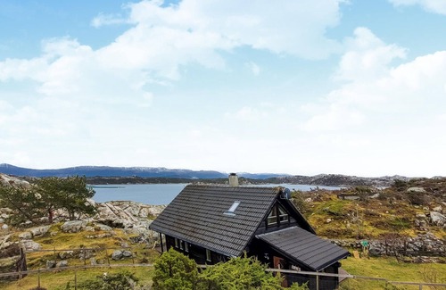 Fitjar House | 4 bedroom gorgeous home in Fitjar