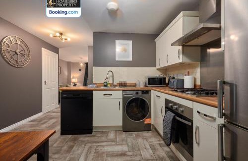 Leeds House | 4 Bedroom House By Homebird Property Management Short Lets & Serviced Accommodation Leeds with Parking, Garden & Patio Area