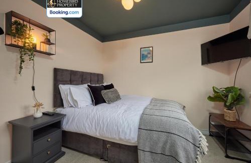 Leeds House | 4 Bedroom House By Homebird Property Management Short Lets & Serviced Accommodation Leeds with Parking, Garden & Patio Area