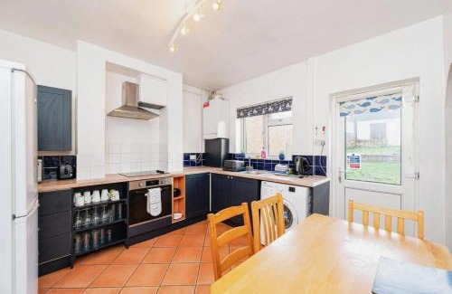 Kettering House | 4 Bedroom House For Corporate Stays in Kettering