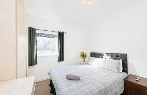 Kettering House | 4 Bedroom House For Corporate Stays in Kettering