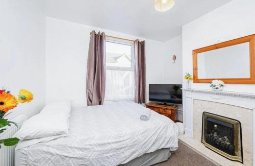Kettering House | 4 Bedroom House For Corporate Stays in Kettering