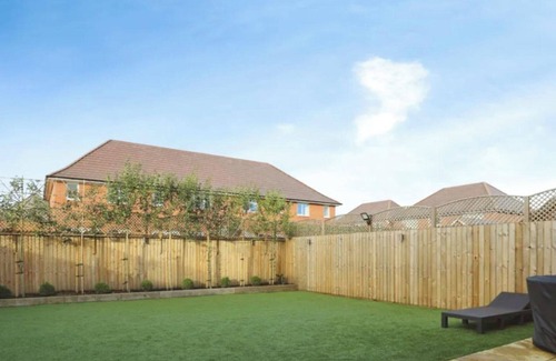 Halewood House | 4 Bedroom House - Sleeps 8, Free Parking, Garden